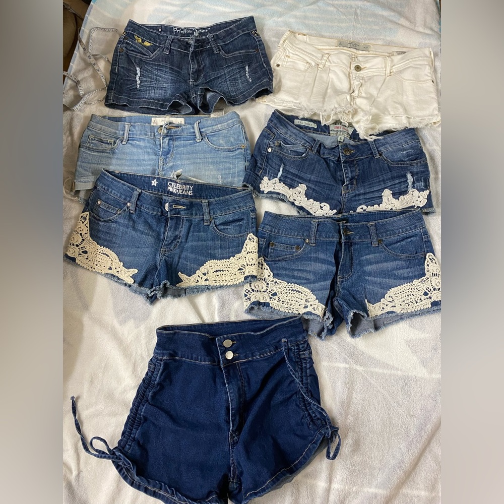 Multiple short jeans